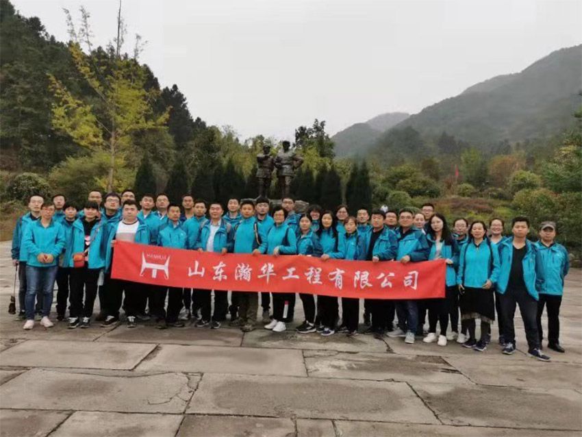 点击查看详细信息<br>标题：刘邓大军千里跃进大别山指挥部旧址前合影 阅读次数：734