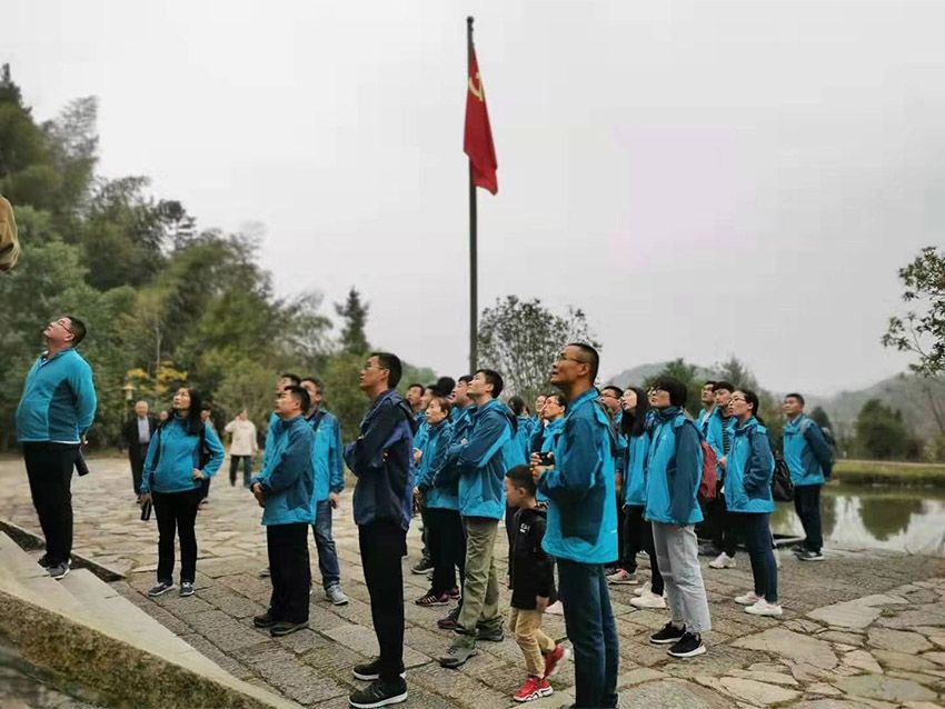 点击查看详细信息<br>标题：刘邓大军千里跃进大别山指挥部旧址前合影 阅读次数：759