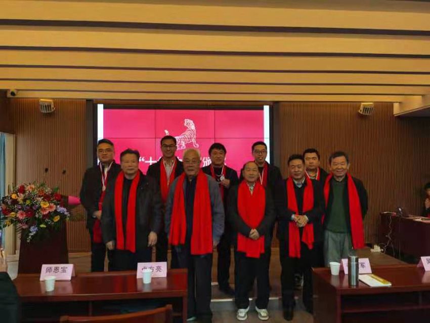 点击查看详细信息<br>标题：2021年会发奖留影 阅读次数：510