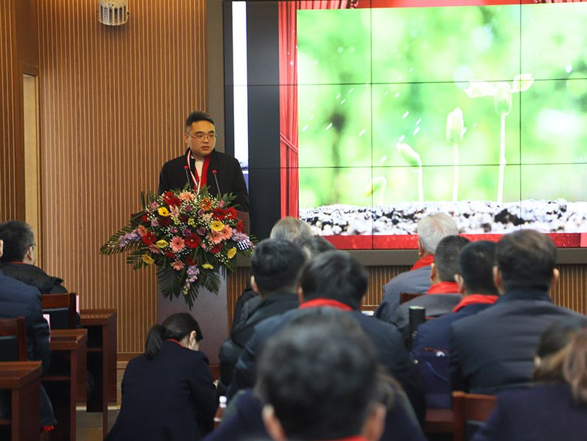 点击查看详细信息<br>标题：老员工代表发言 阅读次数：482